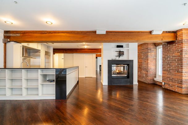 Prestigious Yaletown Loft in Iconic Heritage Conversion - Photo 1