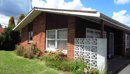 Two bedroom townhouse close to city - Photo 5