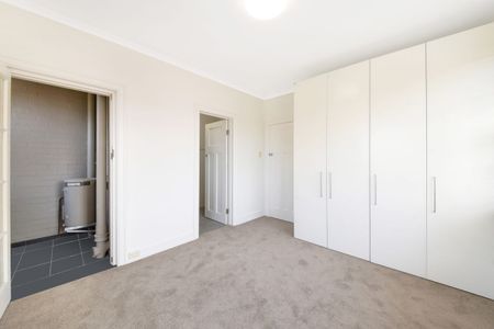 Charming Art Deco One-Bedroom in Prime Harbourside Location - Photo 3