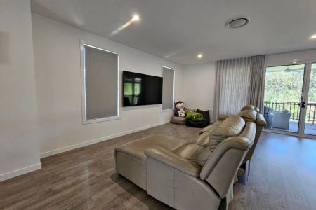 Discover an incredible opportunity to rent a spacious family home in the vibrant suburb of Holland Park West. - Photo 2