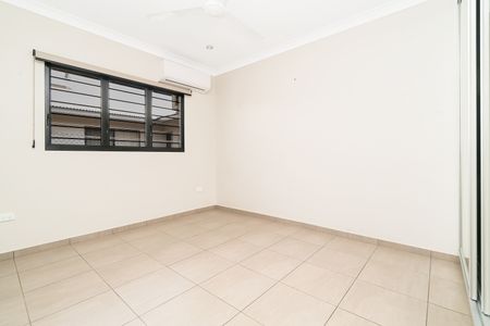 MODEN FAMILY HOME IN BELLAMACK!! - Photo 2