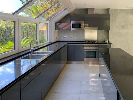 Modern 4-Suite Villa in Exclusive Quinta da Marinha - Photo 3