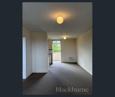 Top-Floor One-Bedroom Apartment with City Views - Photo 2