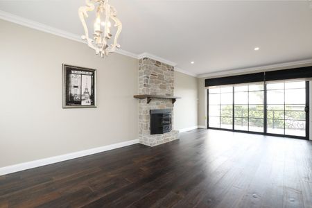 Elegant Strathmore Residence with Style - Photo 4