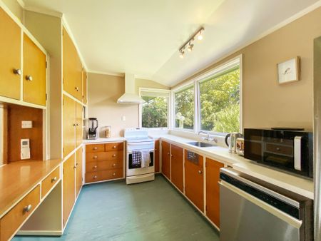 Sunny, Spacious and Secure! - Photo 5