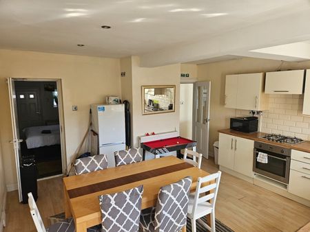 5 Bed Semi-Detached House, Elmbridge Road, B44 - Photo 2