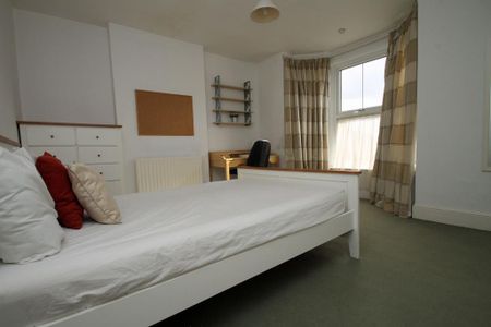 4 bedroom end of terrace house to rent - Photo 3