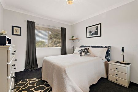 Charming Unit with Lifestyle Convenience in Carlton - Photo 3