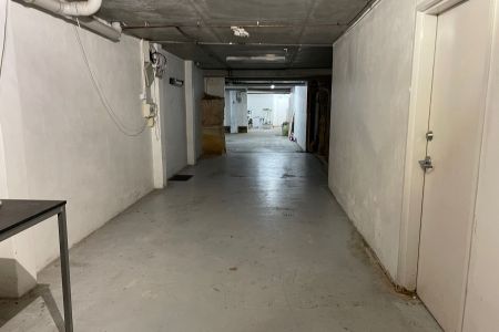 LARGE APARTMENT WITH COURTYARD IN WAREHOUSE CONVERSION - Photo 4