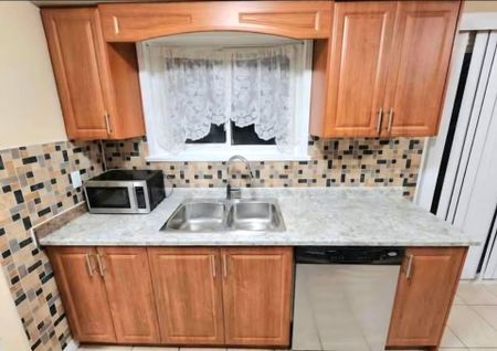 For Lease - 59 Flowertown Avenue, Brampton, Ontario - Photo 5