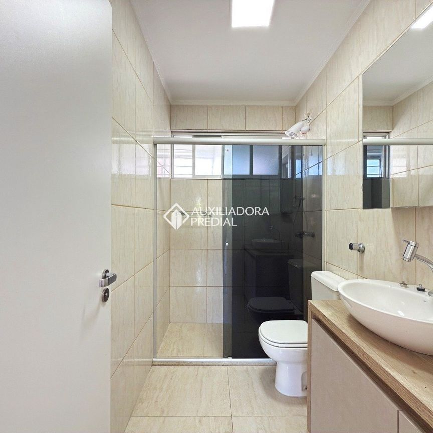 Apartamento com 2 quartos e 65m² para alugar em Passo da Areia, Porto Alegre. - Foto 1