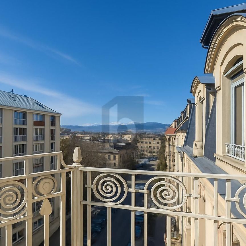HAUSSMANNIEN ET DE STANDING AVEC VUE À CHAMPEL - Photo 1