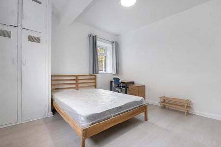 3 bedroom flat to rent - Photo 4