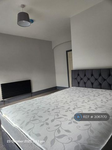 1 bedroom in a house share to rent - Photo 2