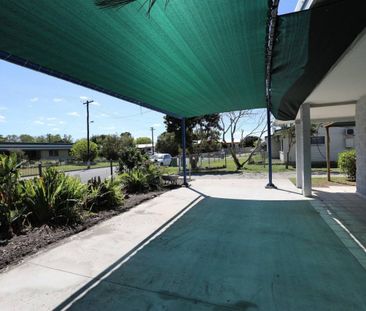 Large Air conditioned Home with Double Bay Shed and 5 KW Solar Power - Photo 2