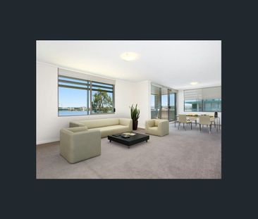 Sweeping water views at the waters edge. - Photo 3