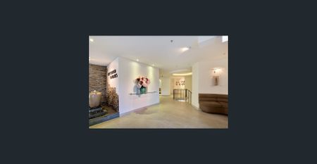 Just Renovated - Penthouse Style Apartment with Spectacular Sweeping Harbour Views. - Photo 5