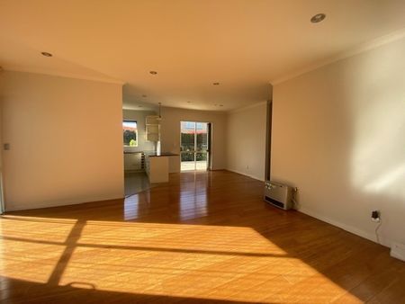 Mission Height 5 bedroom 4 bathroom family home - Photo 2
