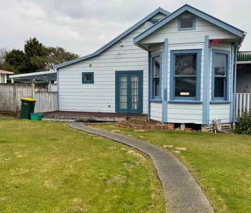 Charming 3BR Villa Fully Fenced and Pet Friendly - Photo 4