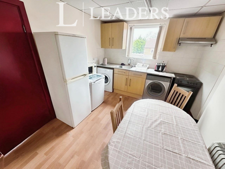 1 bedroom in a house share to rent - Photo 2