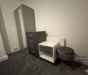 3 bedroom flat to rent - Photo 3