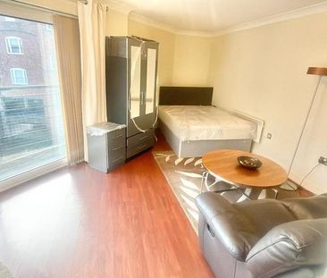 1 bedroom in a flat share to rent - Photo 3