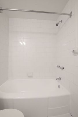 3555 Cote-des-Neiges Road, Montréal, QC - Photo 1