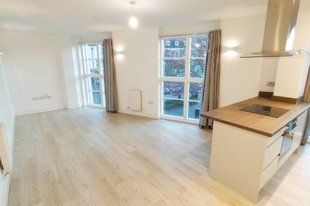 Station Parade - Photo 3