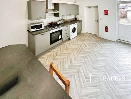 1 bedroom in a house share to rent - Photo 4