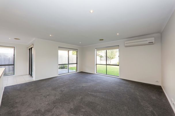Neat & spacious 3 bedroom with 2 living spaces - Available Now. - Photo 1