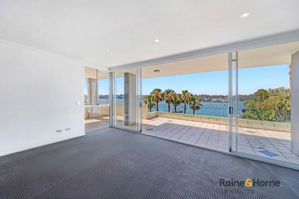 Breathtaking Water-View Luxury Apartment - Executive Living in Chiswick - Photo 1