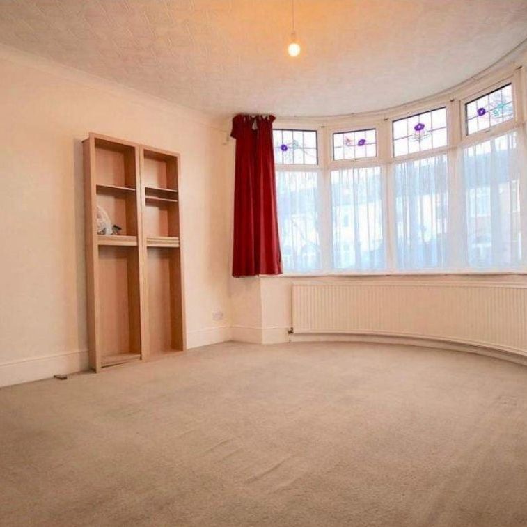 4 Bed Semi-Detached House, Lyndhurst Gardens, IG11 - Photo 1