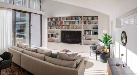 Curated Luxurious Townhouse - Photo 2