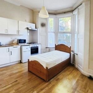1 bedroom Flat To Let - Photo 2