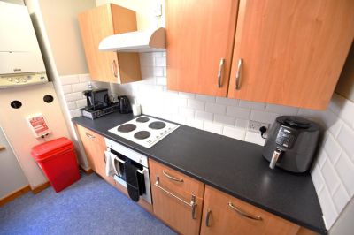 2 bedroom Flat in Flat C, Leeds - Photo 4