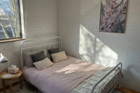 Stylish Street-Facing Studio with Secure Parking in the Heart of St Kilda - FURNISHED! - Photo 4