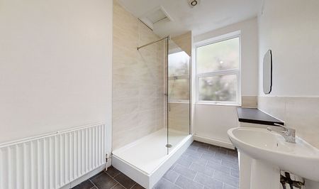 Spacious 5-Bed Student House with Garden and On-Street Parking - Photo 3