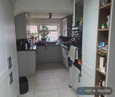 1 bedroom in a house share to rent - Photo 2