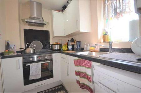 Grange House, Patricia Close, Slough, SL1 - Photo 3