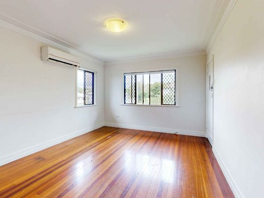 Charming Queenslander Living in the Heart of Stafford - Photo 1