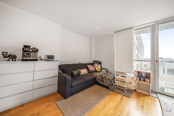 Millharbour, London, E14 - Photo 1