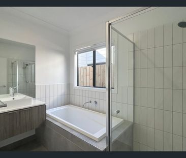 5 Frangipani Way, Mickleham, Vic 3064 - Photo 2