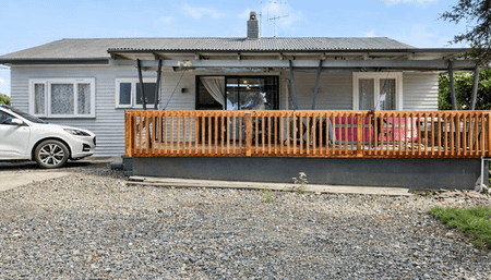 Spacious and versatile family home offering multiple living areas flow in a convenient Weymouth location! - Photo 5