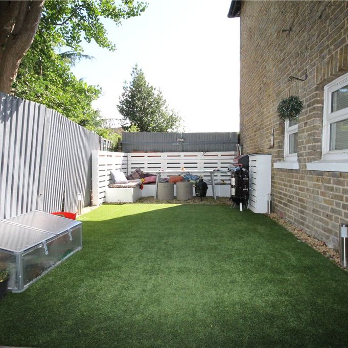 Mitcham Park, Mitcham, CR4 4EG - Photo 1