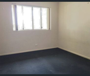 Top Floor 3 Bedroom Unit in Prime Location! - Photo 1