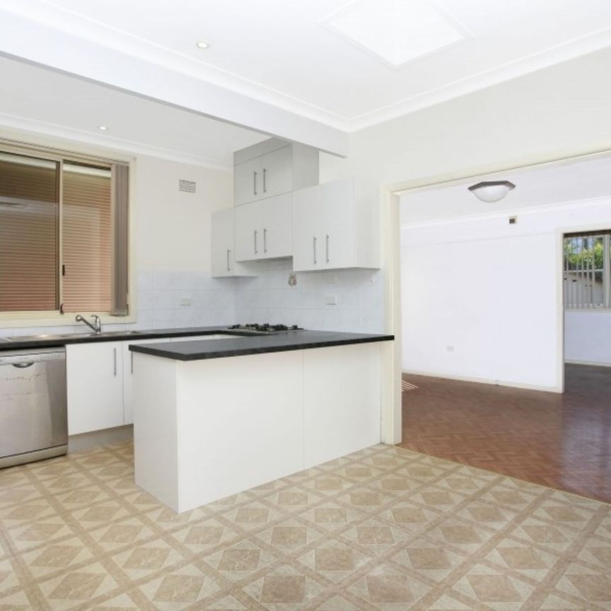 Spacious 4-Bedroom House Close to Public Transport - Photo 1