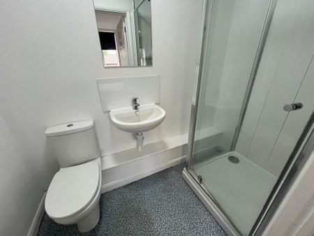 1 bedroom in a flat share to rent - Photo 4
