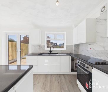 3 bedroom end of terrace house to rent - Photo 2