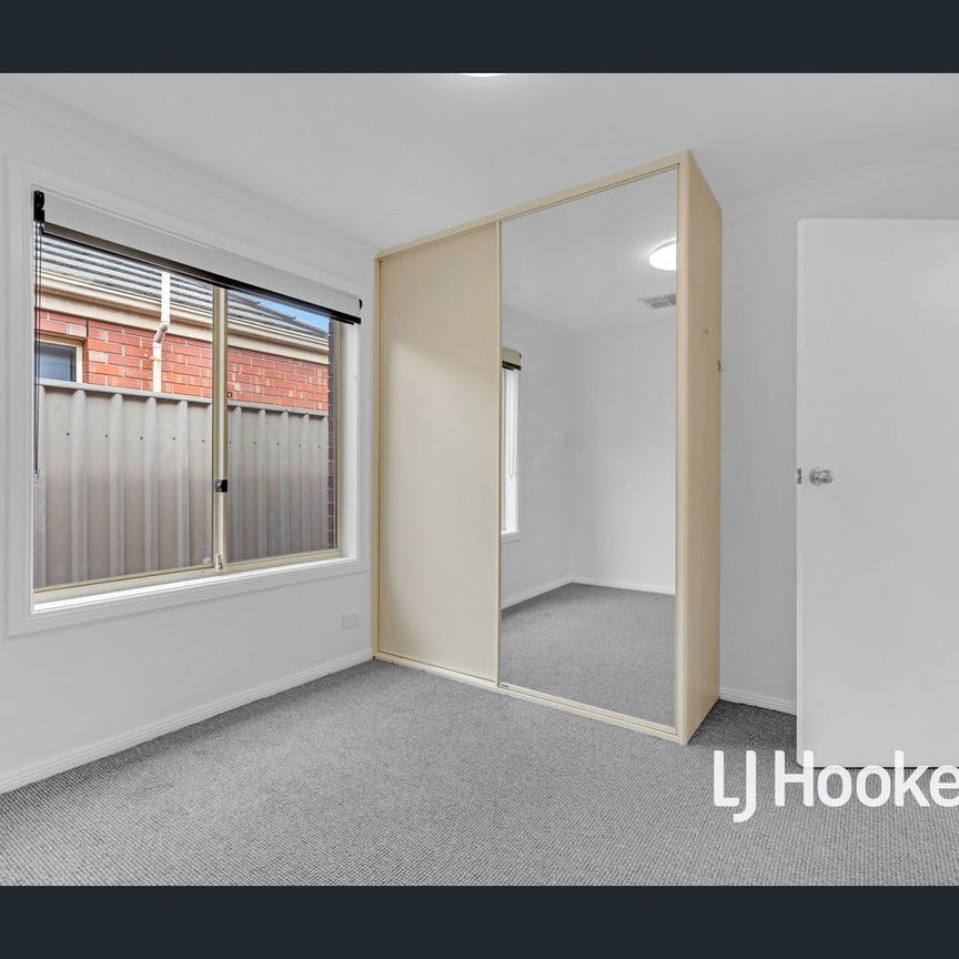 FRESH PAINT. NEW CARPET. 3 BED LOW-MAINT HOME WITH DUCTED HEAT & COOL!!! - Photo 1