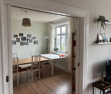 <b>LYS OG INDFLYTNINGSKLAR 3-VÆRELSERS LEJLIGHED PÅ ØSTERBRO – AALB... - Foto 1